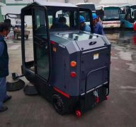 人工清掃效率低？用電動(dòng)掃地車